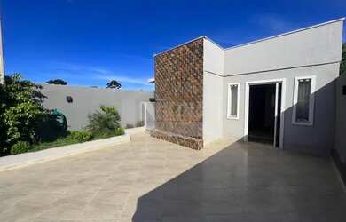 Imagem: A casa possui 3 Dormitórios, 1 Banheiro, 1 Vaga na garagem