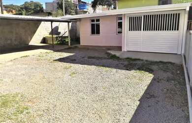 Imagem: A casa possui 2 Dormitórios, 1 Banheiro, 3 Vagas na garagem