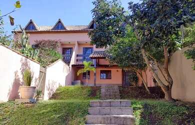 Imagem: A casa possui 3 Dormitórios, 3 Banheiros, 2 Vagas na garagem