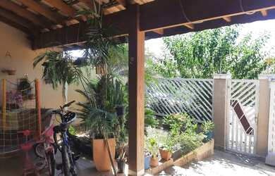 Imagem: A casa possui 3 Dormitórios, 2 Banheiros, 4 Vagas na garagem