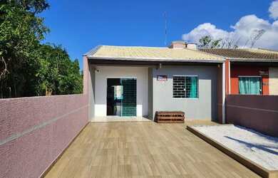 Imagem: A casa possui 2 Dormitórios, 2 Banheiros, 2 Vagas na garagem