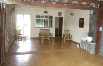 Imagem: A casa possui 3 Dormitórios, 2 Banheiros, 4 Vagas na garagem