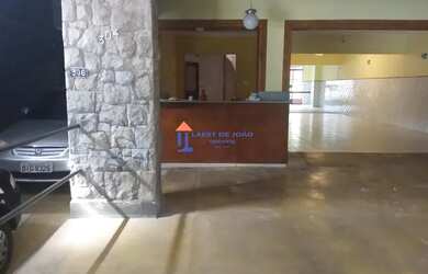 Imagem: O depósito possui 3 Vagas na garagem, 250m² de Área e está