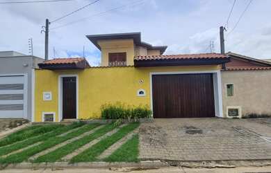 Imagem: A casa possui 3 Dormitórios, 2 Banheiros, 2 Vagas na garagem