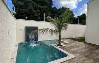 Imagem: A casa possui 3 Dormitórios, 2 Banheiros, 1 Vaga na garagem