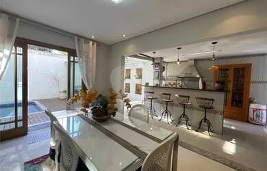 Imagem: A casa possui 4 Dormitórios, 4 Banheiros, 5 Vagas na garagem