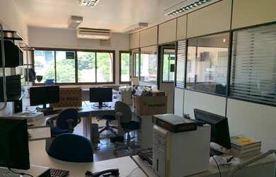 Imagem: O depósito possui 1 Vaga na garagem, 75m² de Área e está