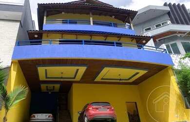 Imagem: A casa em condomínio e possui Dormitórios, Suítes, Banheiros