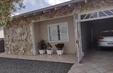 Imagem: A casa possui 3 Dormitórios, 3 Banheiros, 2 Vagas na garagem