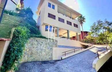 Imagem: A casa em condomínio possui 4 Dormitórios, 4 Banheiros, 4