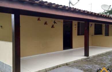 Imagem: A casa possui 2 Dormitórios, 1 Banheiro, 1 Vaga na garagem