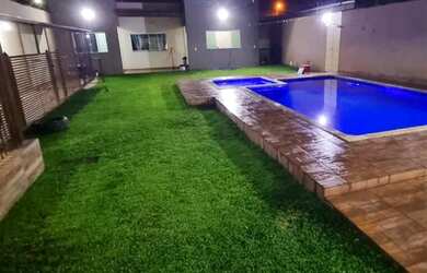 Imagem: A casa possui 3 Dormitórios, 1 Banheiro, 3 Vagas na garagem