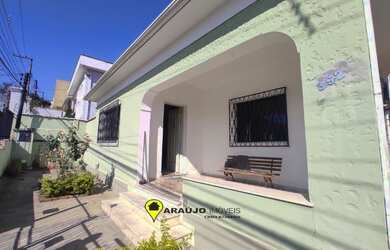 Imagem: A casa possui 3 Dormitórios, 2 Banheiros, 4 Vagas na garagem