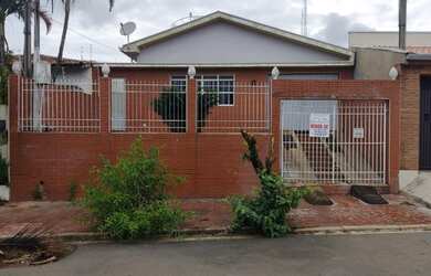 Imagem: A casa possui 3 Dormitórios, 2 Banheiros, 1 Vaga na garagem