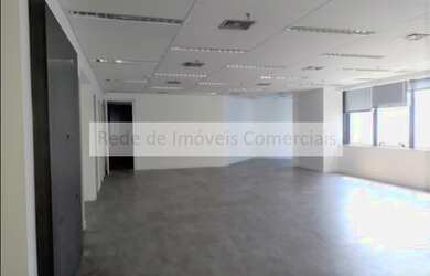 Imagem: O depósito possui 5 Vagas na garagem, 293m² de Área e está