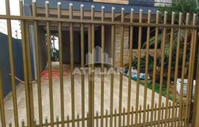 Imagem: A casa possui 2 Dormitórios, 2 Banheiros, 3 Vagas na garagem