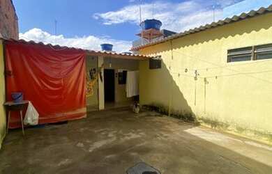 Imagem: A casa possui 3 Dormitórios, 2 Banheiros, 3 Vagas na garagem