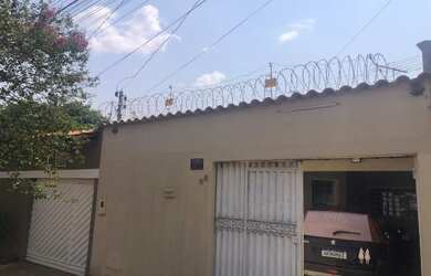 Imagem: A casa possui 2 Dormitórios, 1 Banheiro, 2 Vagas na garagem