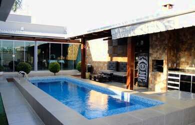 Imagem: A casa possui 3 Dormitórios, 4 Banheiros, 3 Vagas na garagem