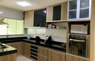 Imagem: A casa possui 3 Dormitórios, 4 Banheiros, 4 Vagas na garagem