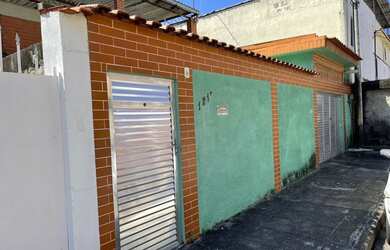 Imagem: A casa possui 2 Dormitórios, 2 Banheiros, 1 Vaga na garagem