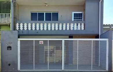 Imagem: A casa possui 3 Dormitórios, 2 Banheiros, 2 Vagas na garagem