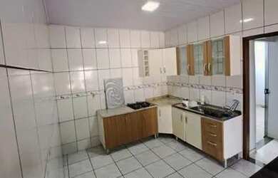 Imagem: A casa possui 2 Dormitórios, 2 Banheiros, 2 Vagas na garagem