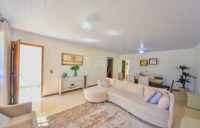 Imagem: A casa possui 4 Dormitórios, 2 Banheiros, 2 Vagas na garagem