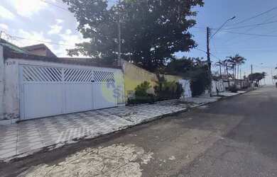 Imagem: A casa possui 3 Dormitórios, 2 Banheiros, 4 Vagas na garagem