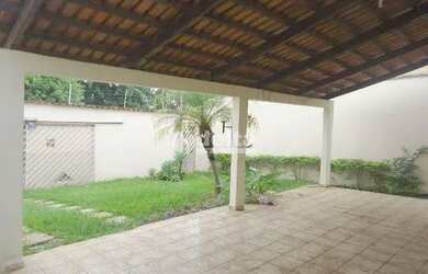 Imagem: A casa possui 3 Dormitórios, 1 Banheiro, 2 Vagas na garagem