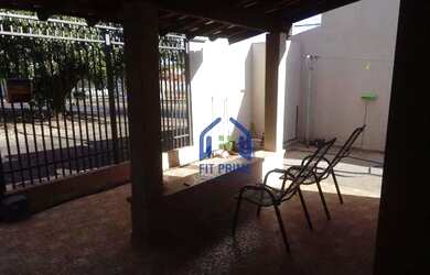 Imagem: A casa possui 3 Dormitórios, 2 Banheiros, 2 Vagas na garagem