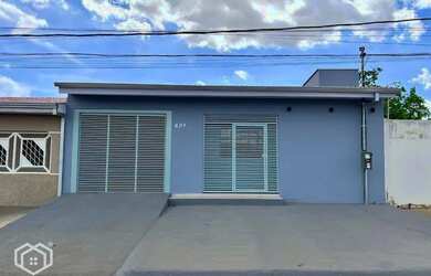 Imagem: A casa possui 3 Dormitórios, 1 Banheiro, 2 Vagas na garagem