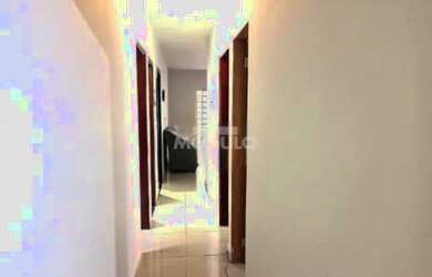 Imagem: A casa possui 4 Dormitórios, 3 Banheiros, 3 Vagas na garagem