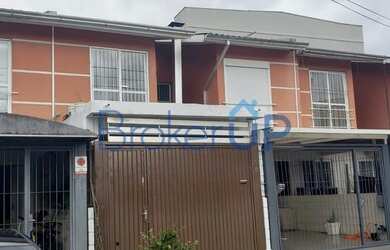 Imagem: A casa possui 2 Dormitórios, 1 Banheiro, 2 Vagas na garagem