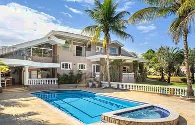 Imagem: A casa possui 5 Dormitórios, 5 Banheiros, 3 Vagas na garagem