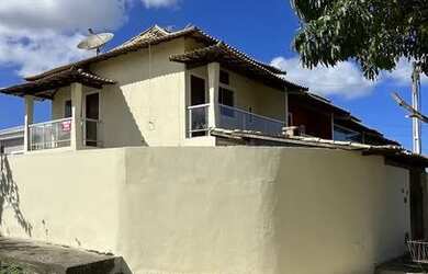 Imagem: A casa possui 2 Dormitórios, 3 Banheiros e 2 Vagas na garagem