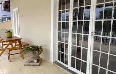 Imagem: A casa possui 3 Dormitórios, 3 Banheiros, 3 Vagas na garagem