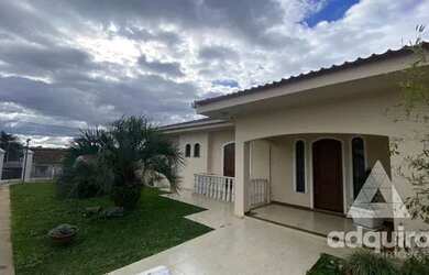 Imagem: A casa possui 3 Dormitórios, 2 Banheiros, 3 Vagas na garagem