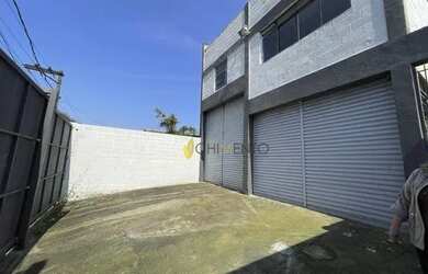 Imagem: O depósito possui 2 Vagas na garagem, 400m² de Área e está