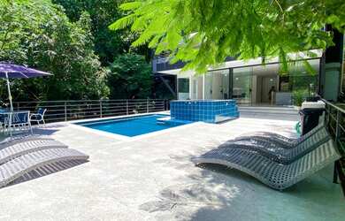 Imagem: A casa em condomínio possui 5 Dormitórios, 5 Banheiros, 4