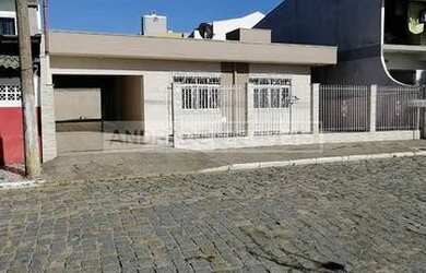 Imagem: A casa possui 3 Dormitórios, 2 Banheiros, 3 Vagas na garagem