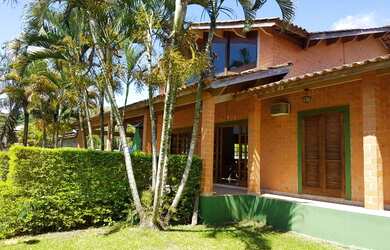 Imagem: A casa possui 3 Dormitórios, 2 Banheiros, 4 Vagas na garagem