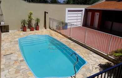 Imagem: A casa possui 2 Dormitórios, 3 Banheiros, 4 Vagas na garagem