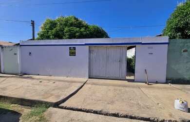 Imagem: A casa possui 3 Dormitórios, 2 Banheiros, 3 Vagas na garagem