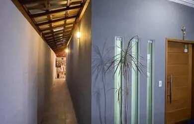 Imagem: A casa possui 3 Dormitórios, 2 Banheiros, 1 Vaga na garagem