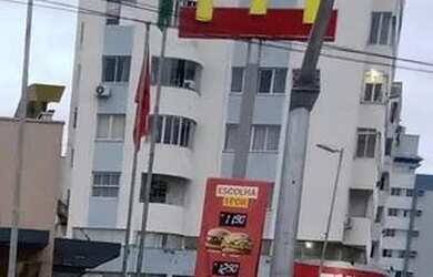 Imagem: O quarto possui Ar-condicionado, Guarda roupa e está localizado