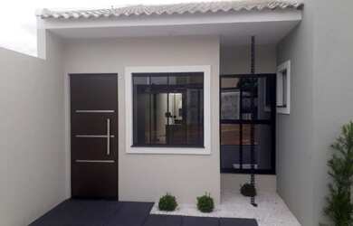 Imagem: A casa possui 3 Dormitórios, 2 Banheiros, 2 Vagas na garagem