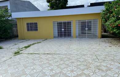 Imagem: A casa possui 3 Dormitórios, 2 Banheiros, 5 Vagas na garagem