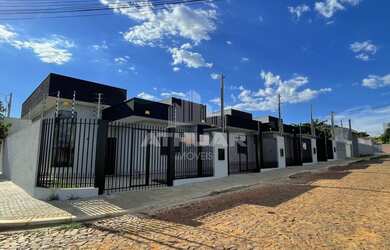 Imagem: A casa possui 1 Dormitório, 1 Banheiro, 1 Vaga na garagem