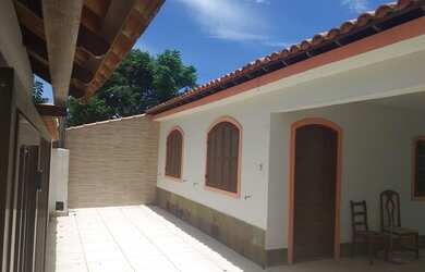 Imagem: A casa possui 2 Dormitórios, 2 Banheiros, 2 Vagas na garagem